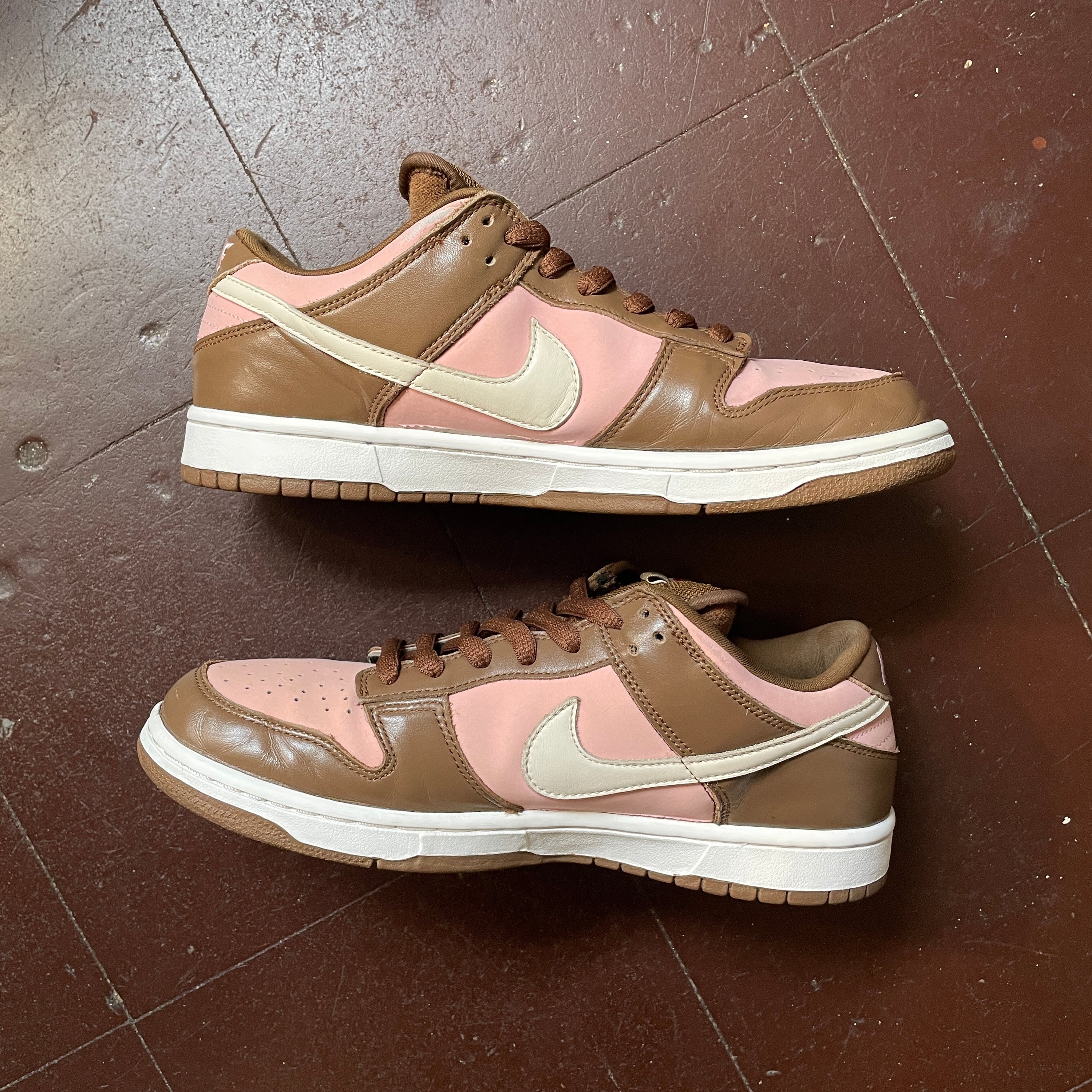 US 10 - NIKE DUNK LOW PRO SB x STUSSY "SHY PINK CHERRY" [2005]