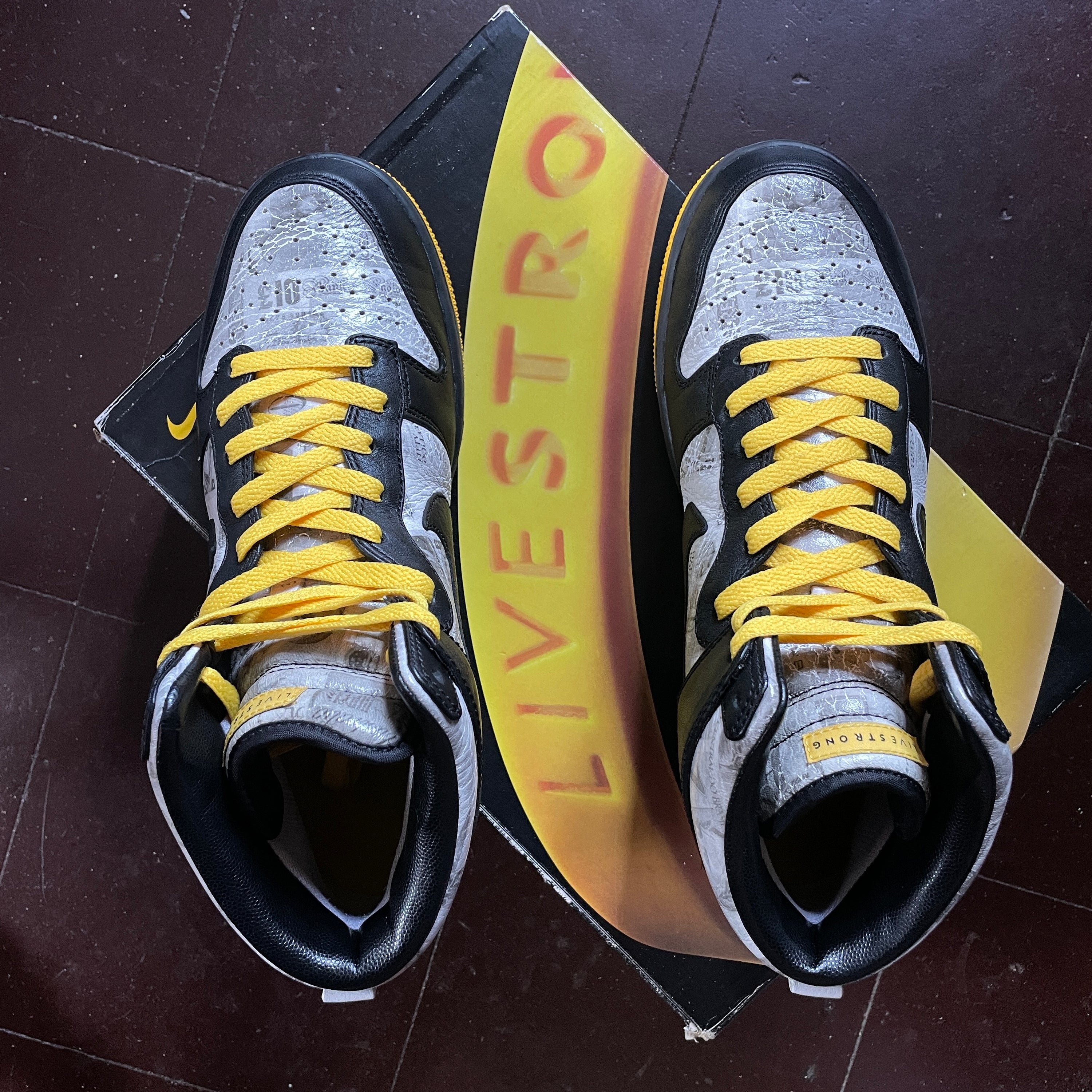 US 9 - NIKE DUNK HIGH SUPREME TZ LAF x MR. CARTOON "LIVESTRONG " [2009]