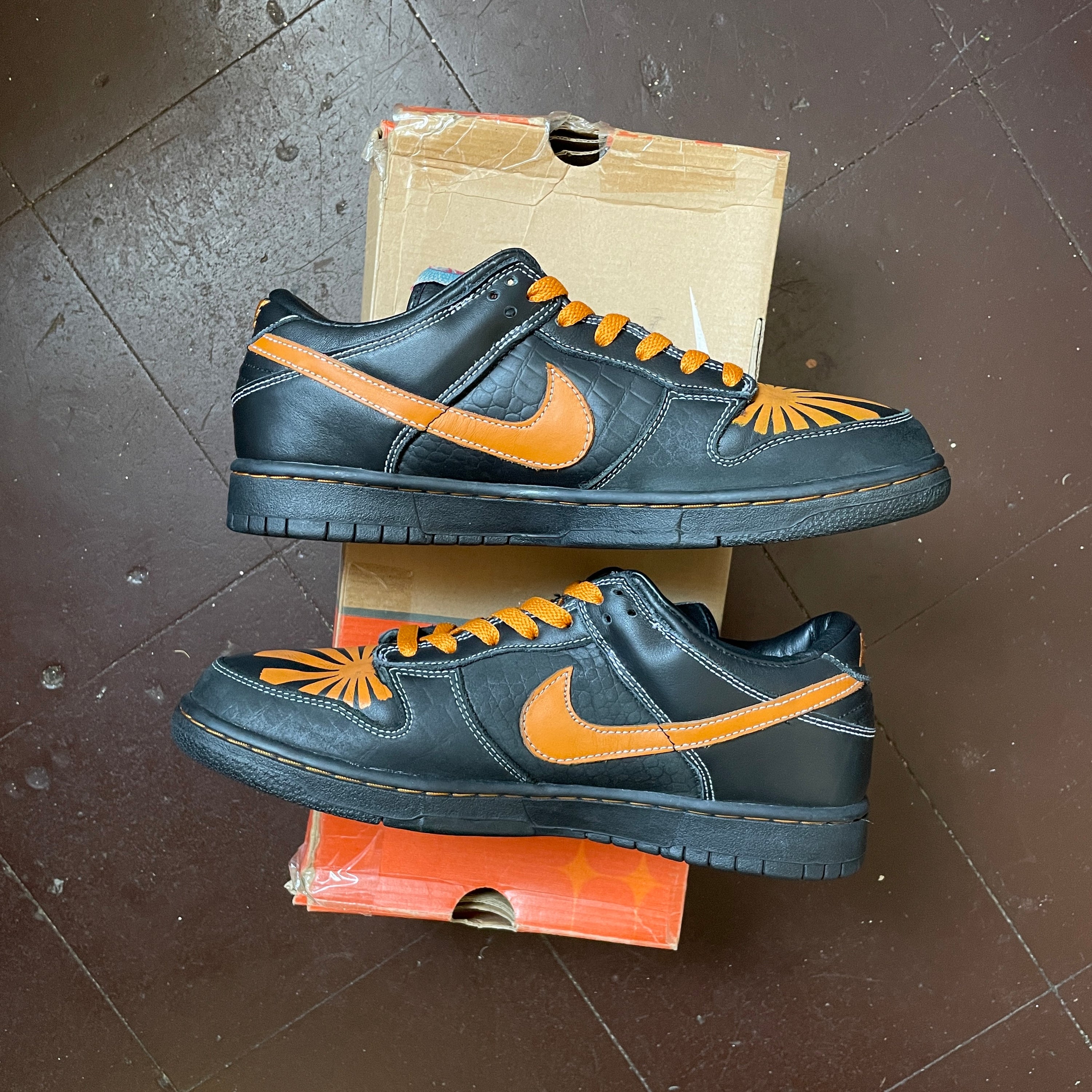 US 9 - NIKE DUNK LOW EX ID NYC "ANIMAZING" (2006)