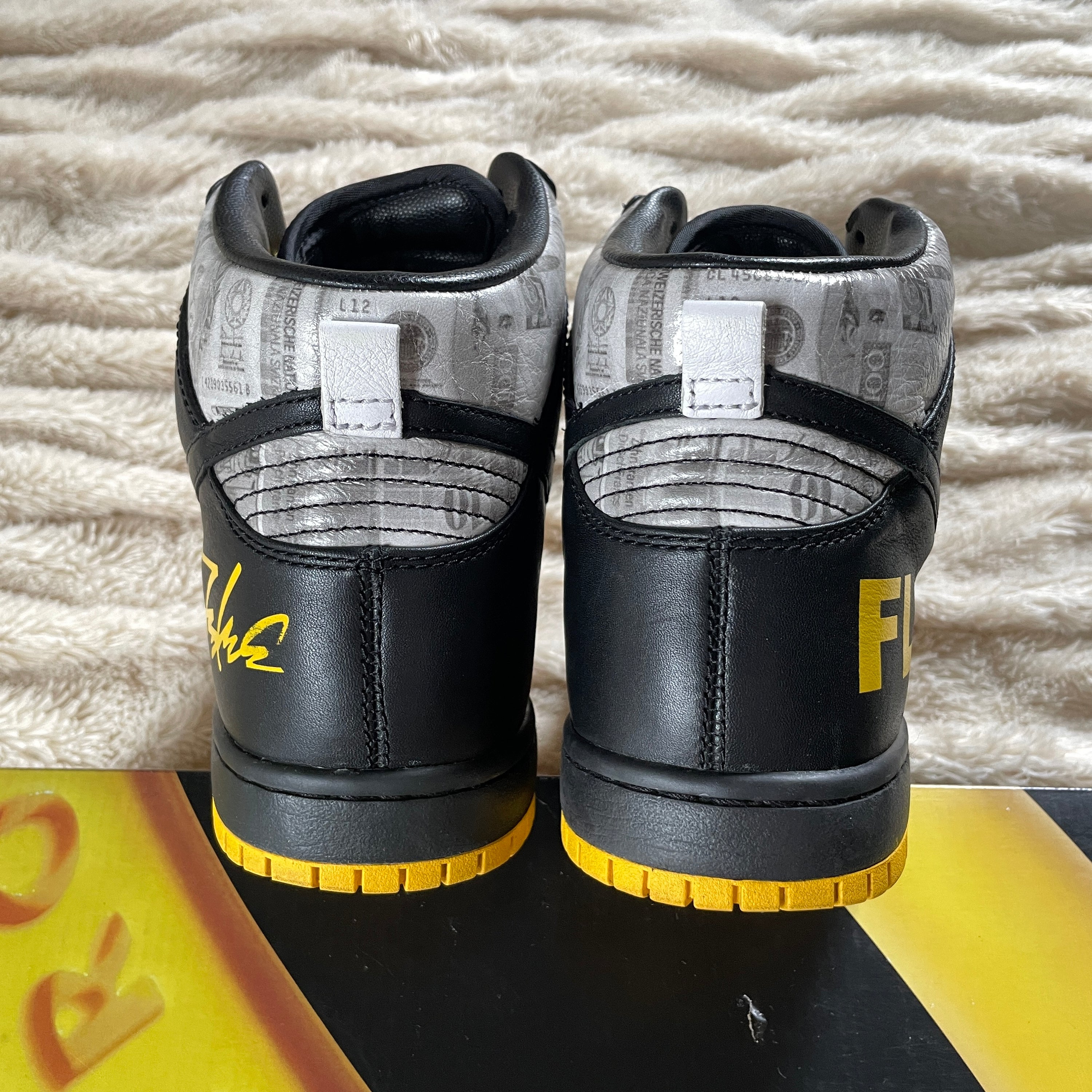 US 9 - NIKE DUNK HIGH SUPREME TZ LAF x MR. CARTOON "LIVESTRONG " [2009]