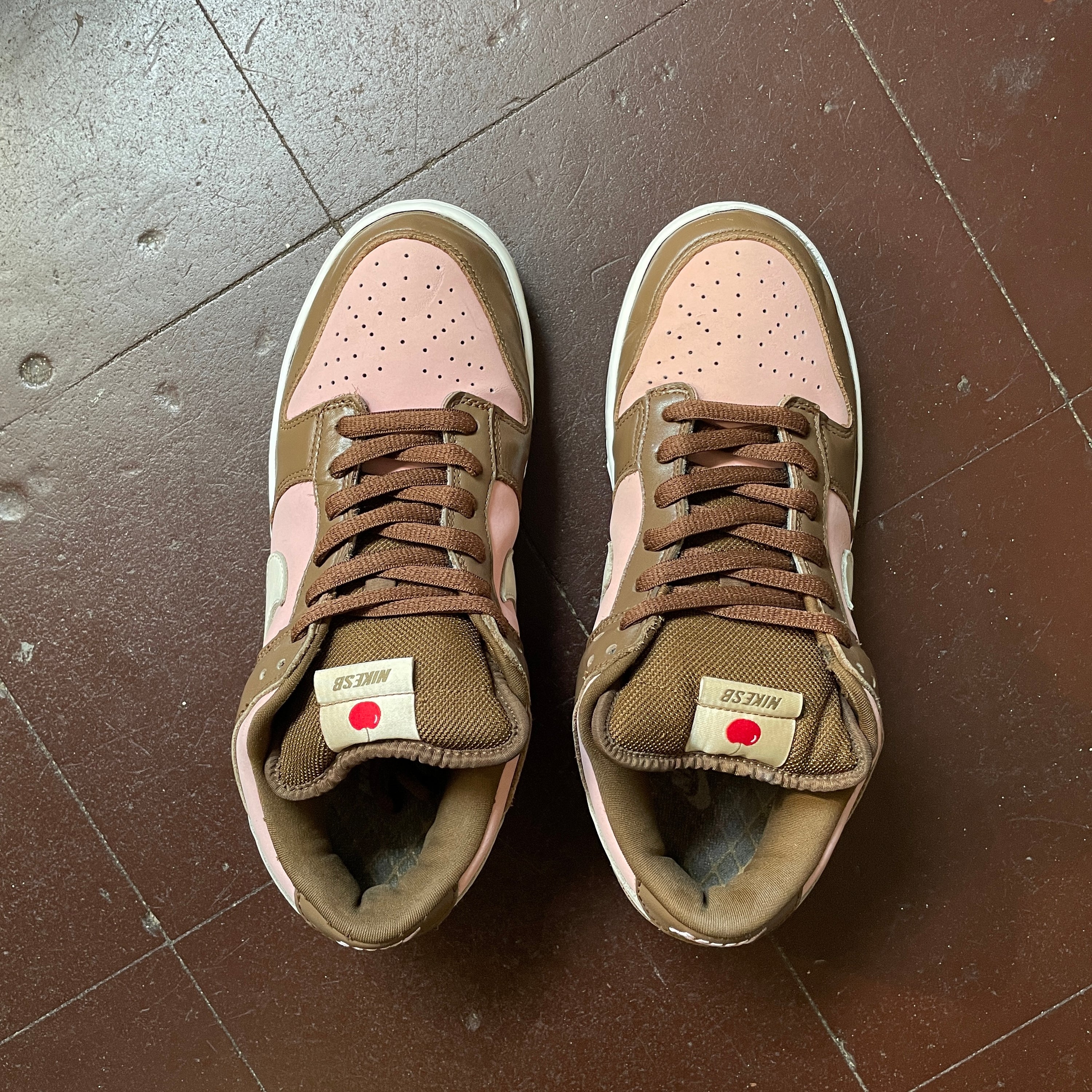 US 10 - NIKE DUNK LOW PRO SB x STUSSY "SHY PINK CHERRY" [2005]
