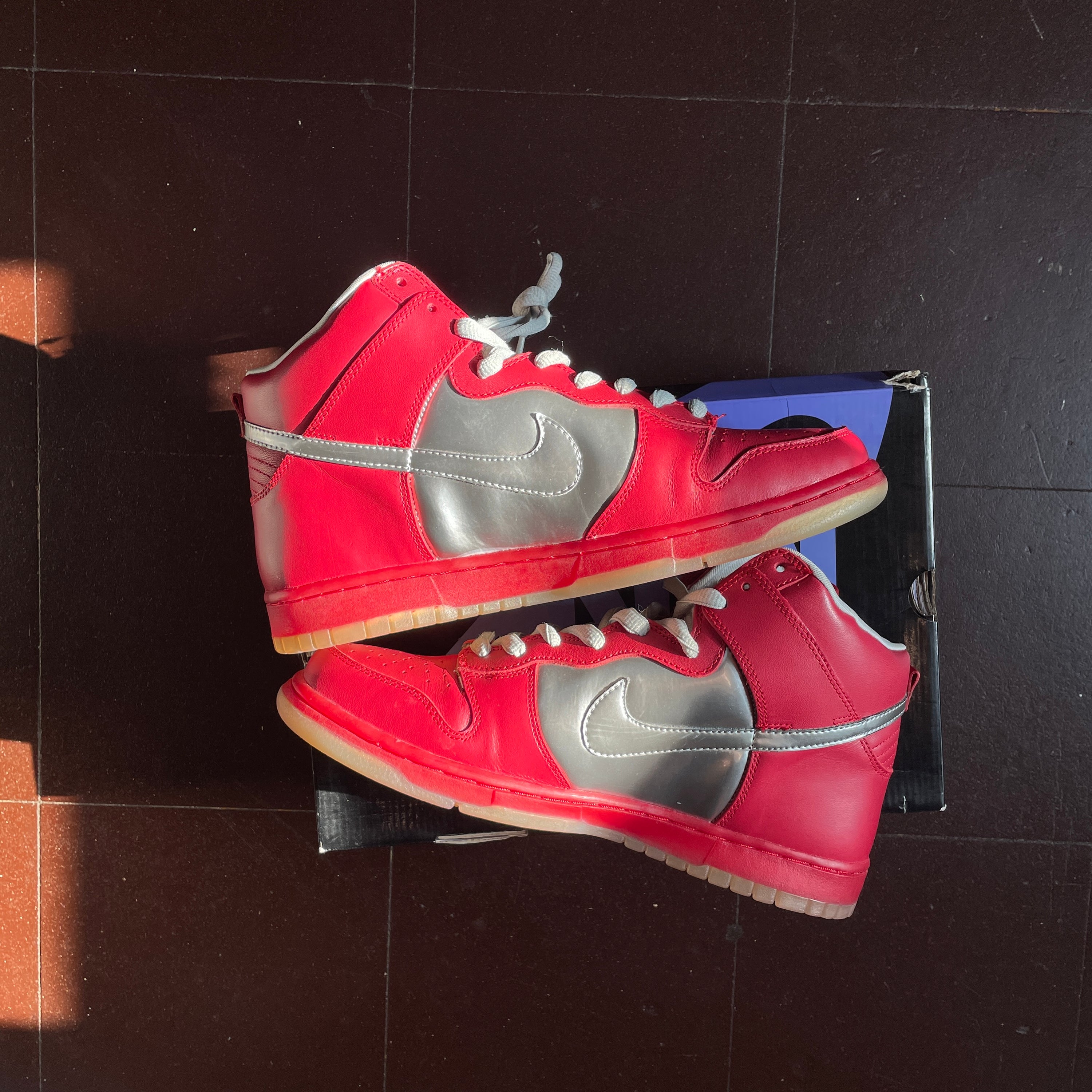 US 10.5 - NIKE DUNK HIGH PREMIUM SB "MORK & MINDY" [2006]