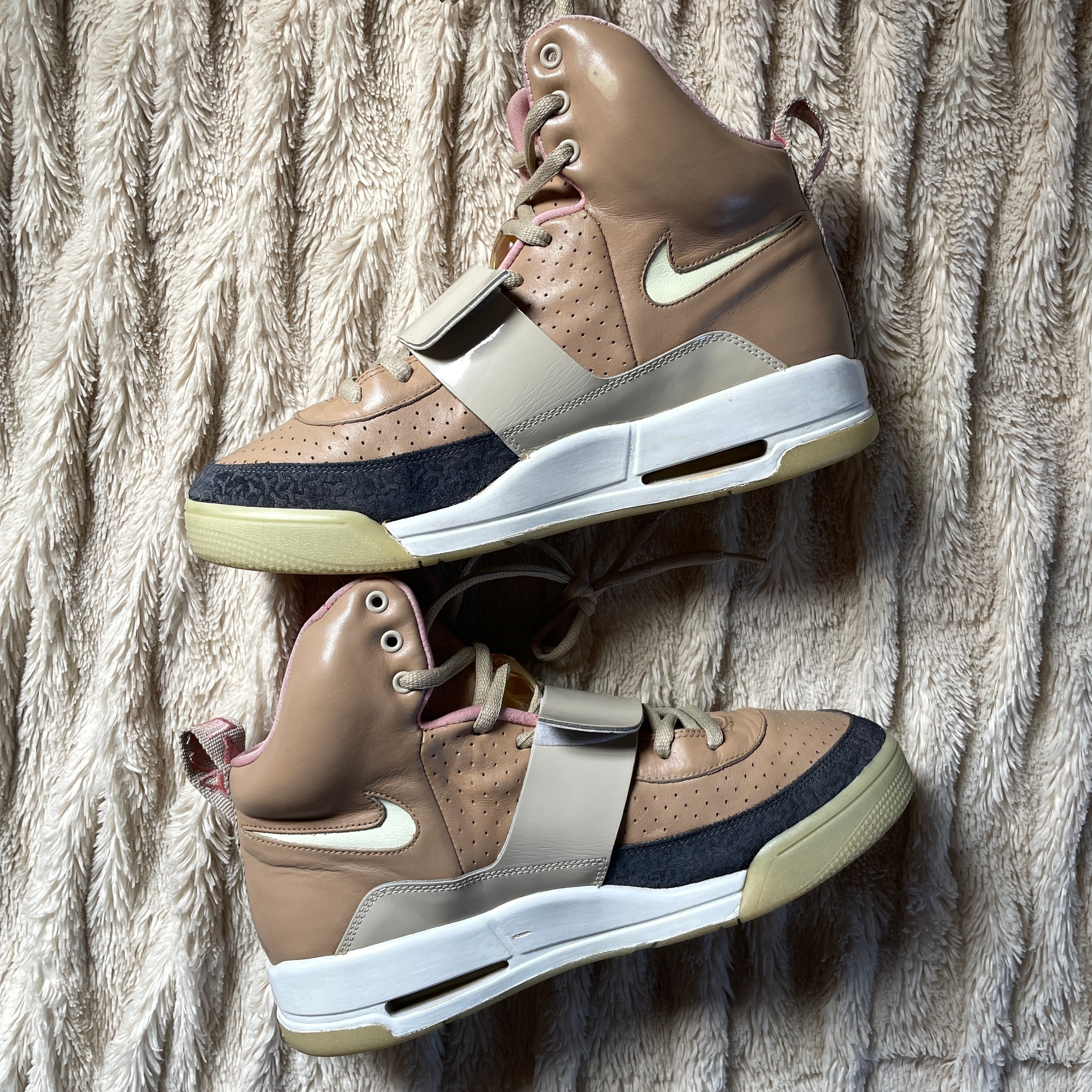 US 10.5 - NIKE AIR YEEZY 1 " NET TAN" [2009]