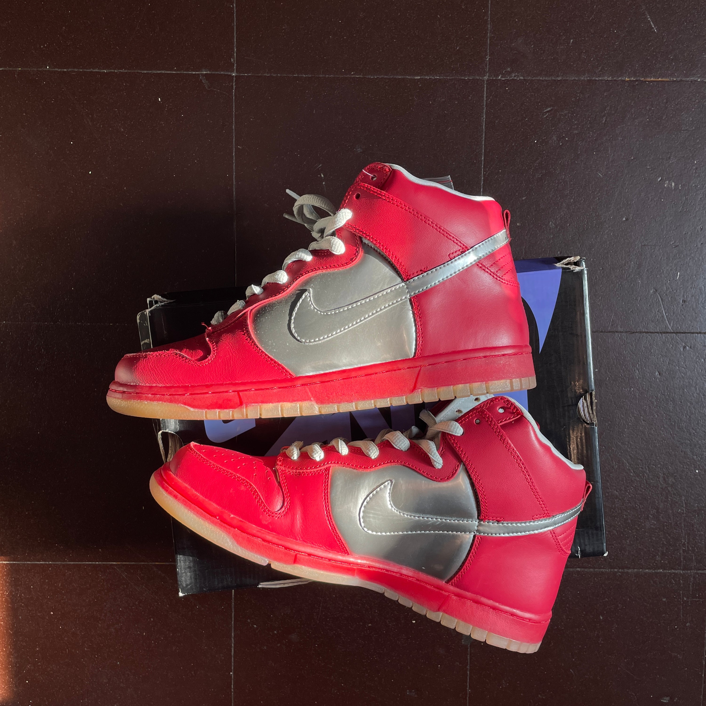 US 10.5 - NIKE DUNK HIGH PREMIUM SB "MORK & MINDY" [2006]