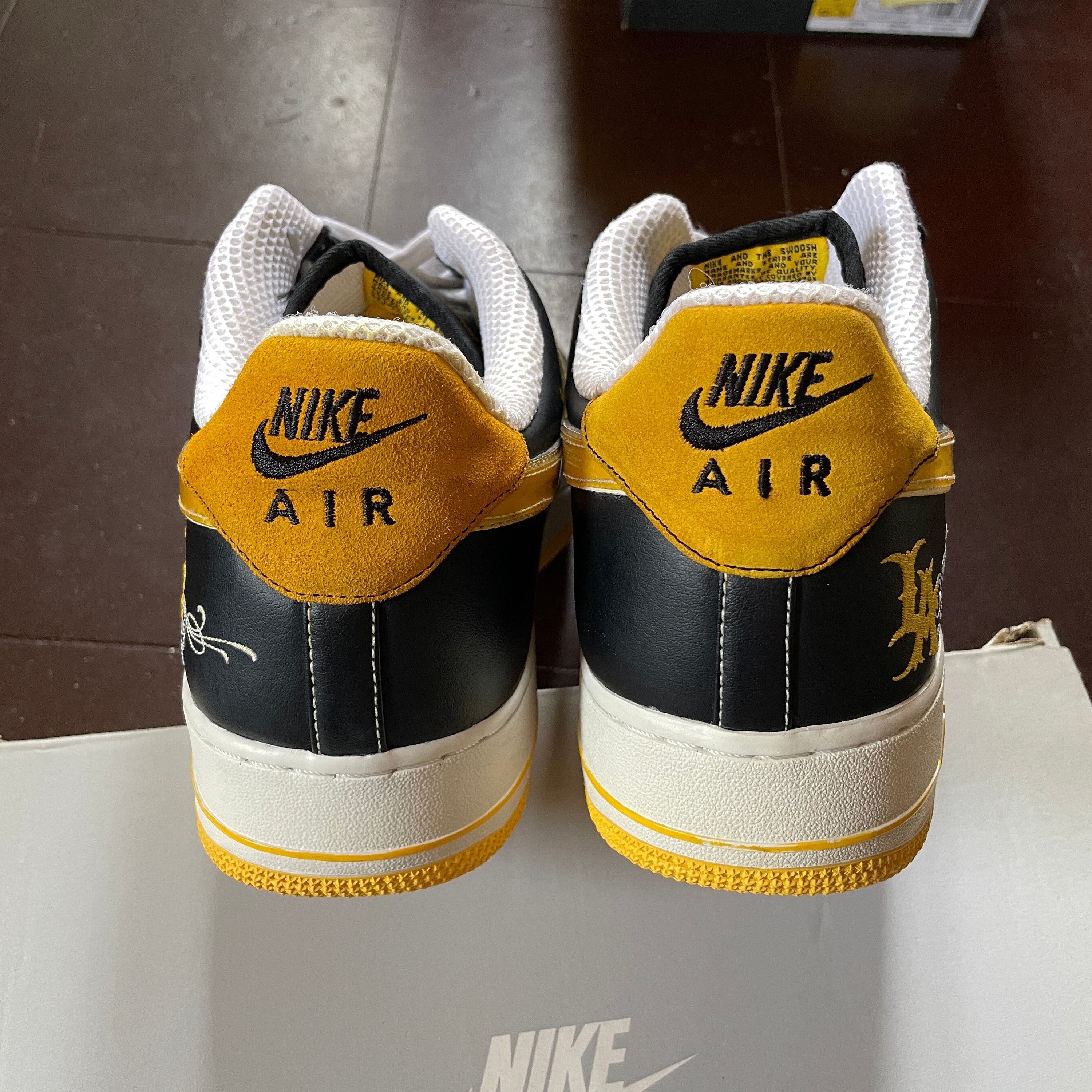 US 14 - NIKE AIR FORCE 1 LOW SUPREME TZ LAF x MR. CARTOON "LIVESTRONG " [2009]