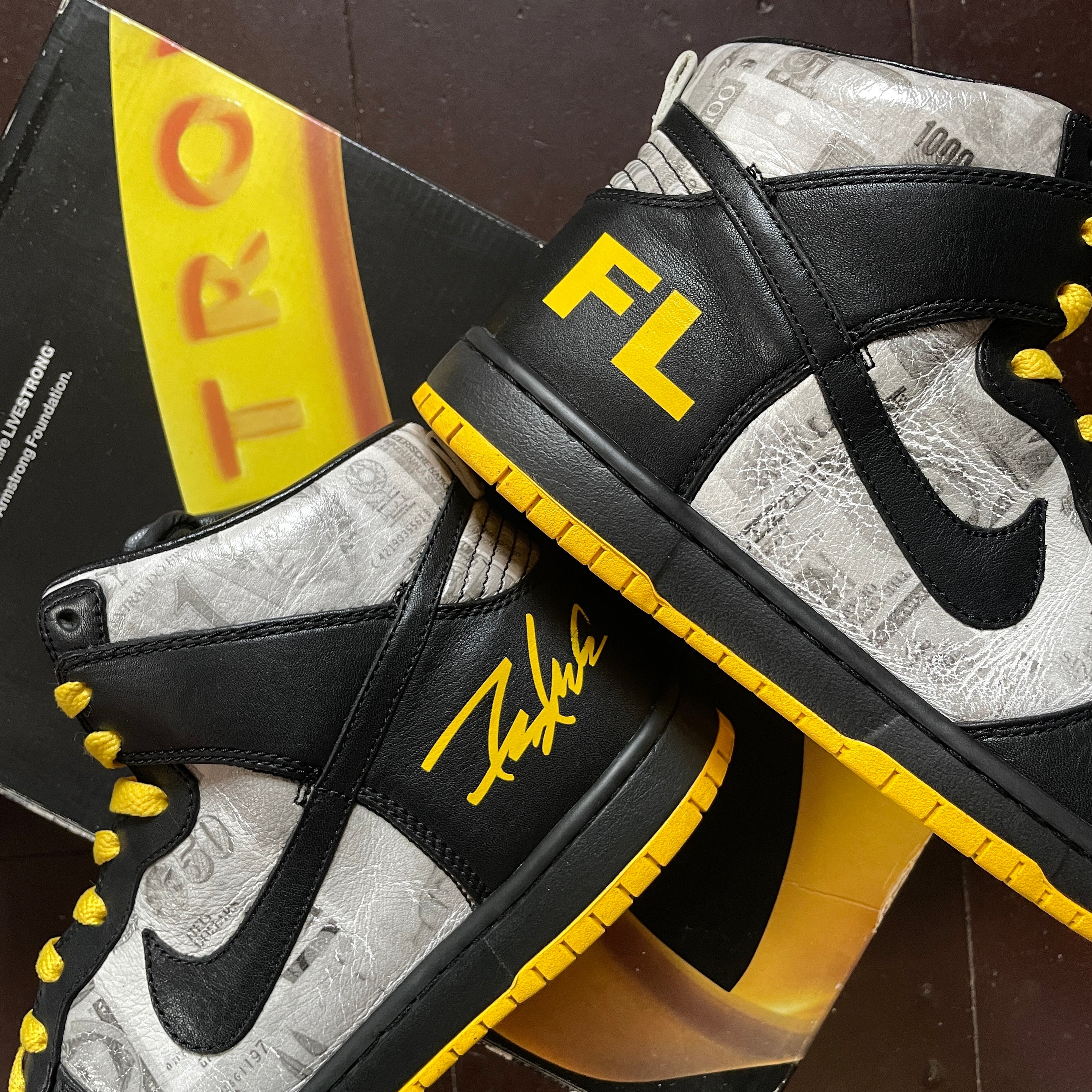 US 9 - NIKE DUNK HIGH SUPREME TZ LAF x MR. CARTOON "LIVESTRONG " [2009]